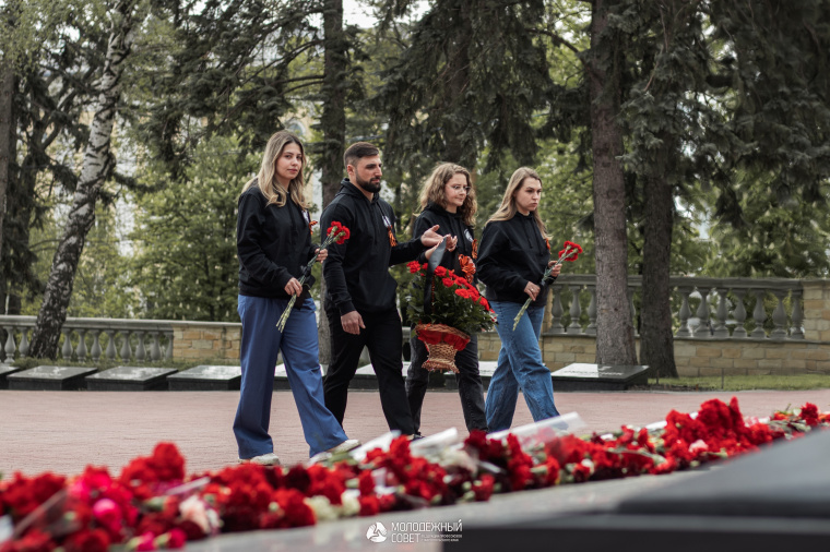 Молодёжный совет ФПСК почтил память героев у мемориала «Огонь Вечной Славы» в Ставрополе.